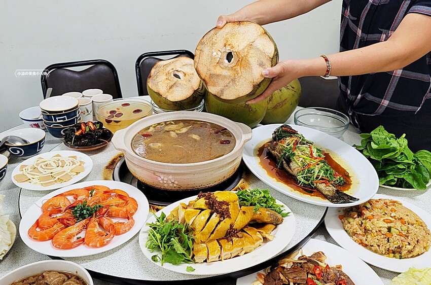 老饕帶路!!隱藏在田園間的廣式私房料理,台中少見榴槤雞湯、椰子雞湯,霸氣端上桌,還有廣東快炒、特色涼菜都必點!!