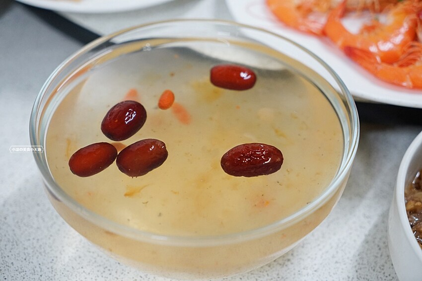 老饕帶路!!隱藏在田園間的廣式私房料理,台中少見榴槤雞湯、椰子雞湯,霸氣端上桌,還有廣東快炒、特色涼菜都必點!!