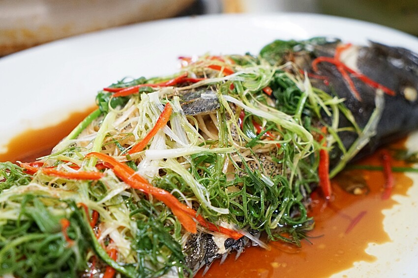 老饕帶路!!隱藏在田園間的廣式私房料理,台中少見榴槤雞湯、椰子雞湯,霸氣端上桌,還有廣東快炒、特色涼菜都必點!!