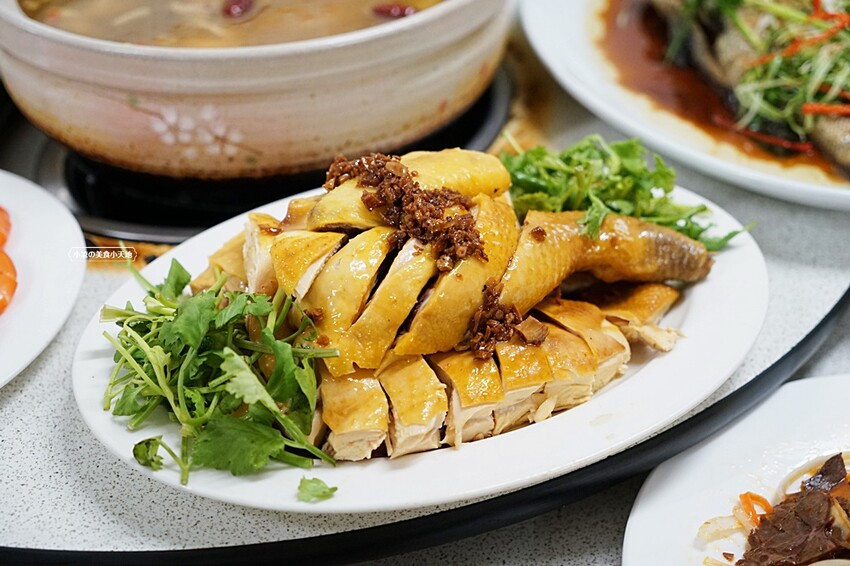 老饕帶路!!隱藏在田園間的廣式私房料理,台中少見榴槤雞湯、椰子雞湯,霸氣端上桌,還有廣東快炒、特色涼菜都必點!!