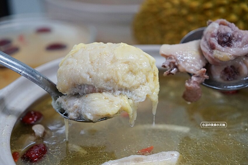 老饕帶路!!隱藏在田園間的廣式私房料理,台中少見榴槤雞湯、椰子雞湯,霸氣端上桌,還有廣東快炒、特色涼菜都必點!!