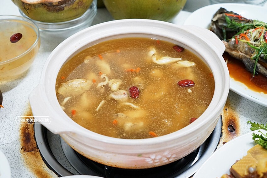 老饕帶路!!隱藏在田園間的廣式私房料理,台中少見榴槤雞湯、椰子雞湯,霸氣端上桌,還有廣東快炒、特色涼菜都必點!!