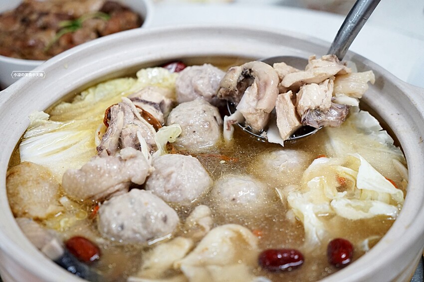 老饕帶路!!隱藏在田園間的廣式私房料理,台中少見榴槤雞湯、椰子雞湯,霸氣端上桌,還有廣東快炒、特色涼菜都必點!!