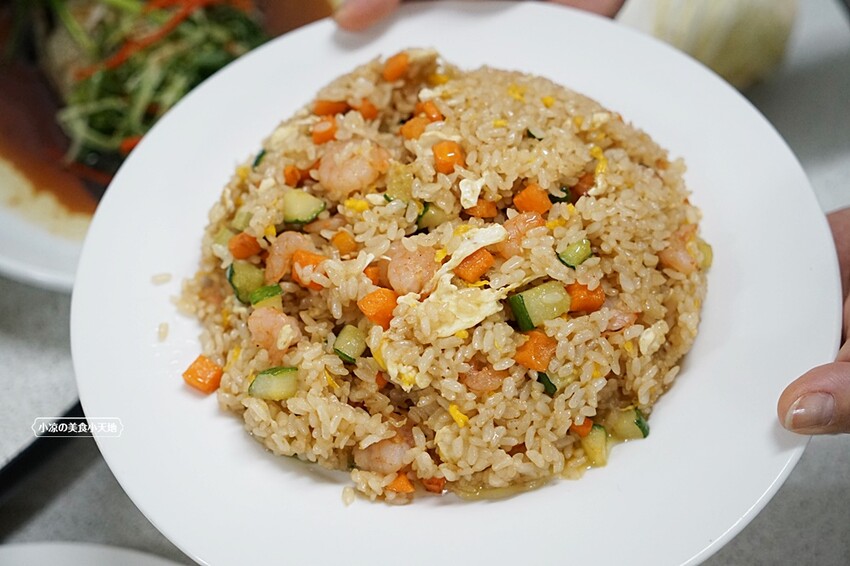 老饕帶路!!隱藏在田園間的廣式私房料理,台中少見榴槤雞湯、椰子雞湯,霸氣端上桌,還有廣東快炒、特色涼菜都必點!!