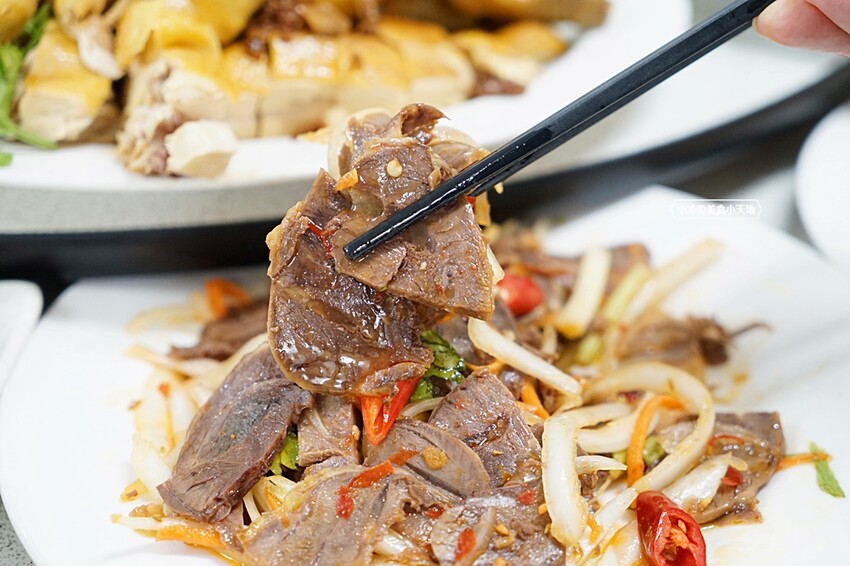 老饕帶路!!隱藏在田園間的廣式私房料理,台中少見榴槤雞湯、椰子雞湯,霸氣端上桌,還有廣東快炒、特色涼菜都必點!!