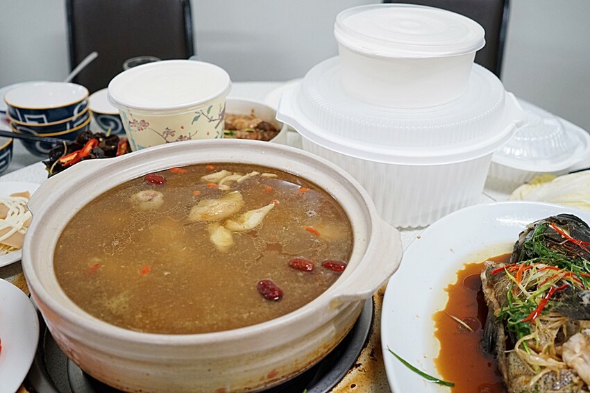 老饕帶路!!隱藏在田園間的廣式私房料理,台中少見榴槤雞湯、椰子雞湯,霸氣端上桌,還有廣東快炒、特色涼菜都必點!!