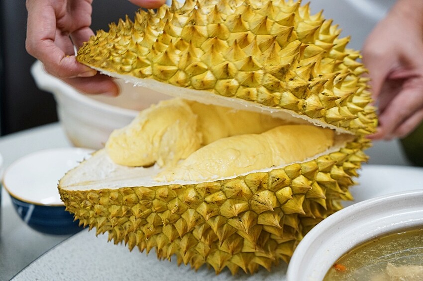 老饕帶路!!隱藏在田園間的廣式私房料理,台中少見榴槤雞湯、椰子雞湯,霸氣端上桌,還有廣東快炒、特色涼菜都必點!!