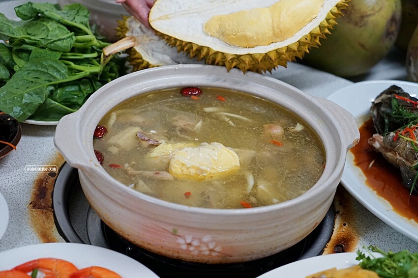 老饕帶路!!隱藏在田園間的廣式私房料理,台中少見榴槤雞湯、椰子雞湯,霸氣端上桌,還有廣東快炒、特色涼菜都必點!!