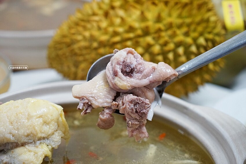 老饕帶路!!隱藏在田園間的廣式私房料理,台中少見榴槤雞湯、椰子雞湯,霸氣端上桌,還有廣東快炒、特色涼菜都必點!!
