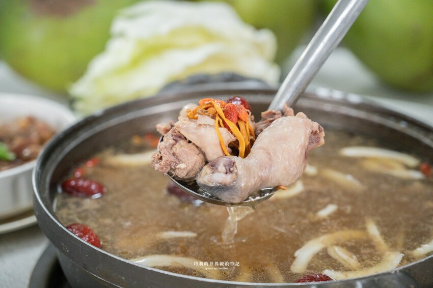 台中高鐵附近超強椰子雞湯，湯頭清甜溫潤香氣滿分！全是廣東媽媽的手路菜