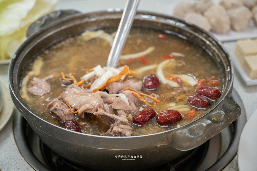 台中高鐵附近超強椰子雞湯，湯頭清甜溫潤香氣滿分！全是廣東媽媽的手路菜