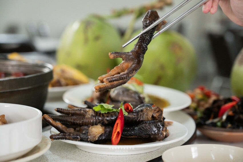 台中高鐵附近超強椰子雞湯，湯頭清甜溫潤香氣滿分！全是廣東媽媽的手路菜