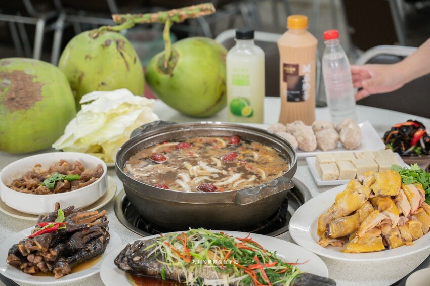 台中高鐵附近超強椰子雞湯，湯頭清甜溫潤香氣滿分！全是廣東媽媽的手路菜
