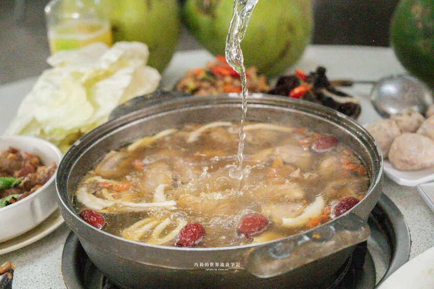 台中高鐵附近超強椰子雞湯，湯頭清甜溫潤香氣滿分！全是廣東媽媽的手路菜
