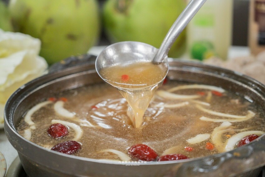 台中高鐵附近超強椰子雞湯，湯頭清甜溫潤香氣滿分！全是廣東媽媽的手路菜