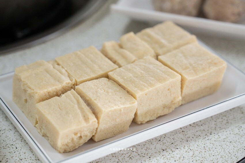 台中高鐵附近超強椰子雞湯，湯頭清甜溫潤香氣滿分！全是廣東媽媽的手路菜