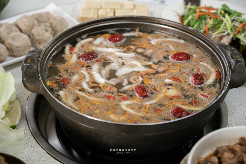 台中高鐵附近超強椰子雞湯，湯頭清甜溫潤香氣滿分！全是廣東媽媽的手路菜