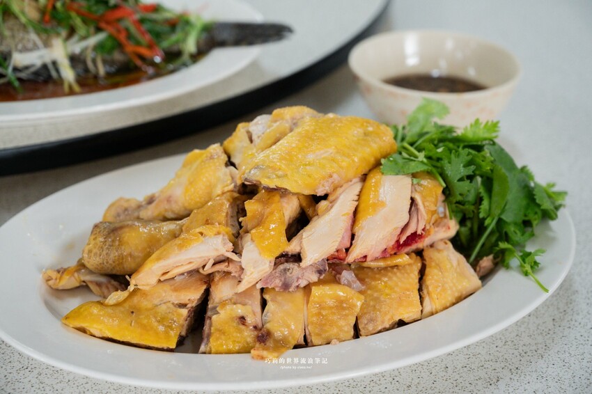 台中高鐵附近超強椰子雞湯，湯頭清甜溫潤香氣滿分！全是廣東媽媽的手路菜