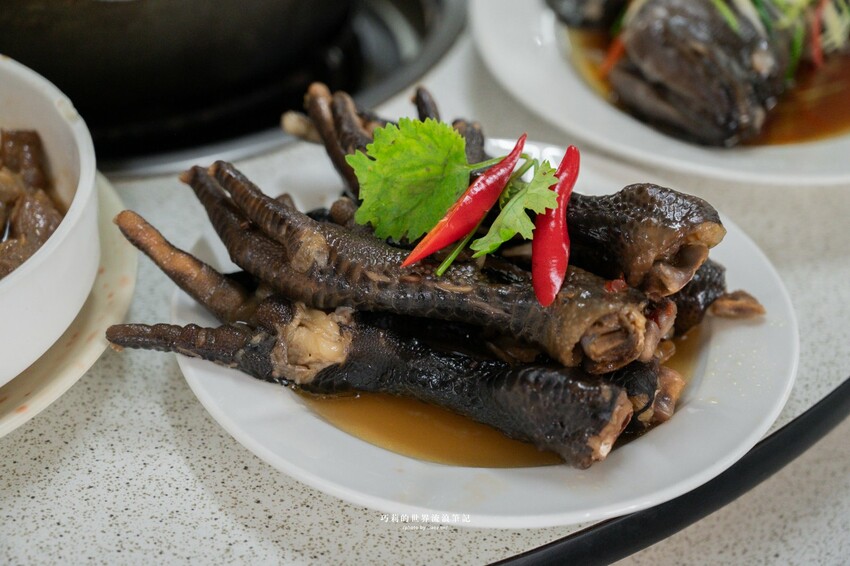 台中高鐵附近超強椰子雞湯，湯頭清甜溫潤香氣滿分！全是廣東媽媽的手路菜