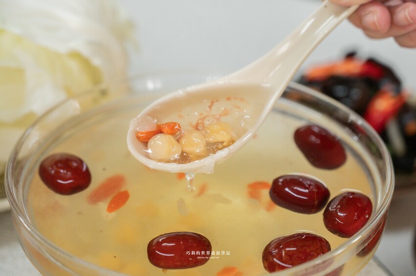 台中高鐵附近超強椰子雞湯，湯頭清甜溫潤香氣滿分！全是廣東媽媽的手路菜