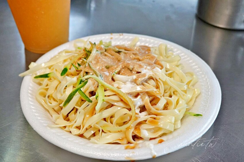 【嘉義】西區｜涼麵四味果汁，蒜香美乃滋涼麵，招牌四味果汁，夏天就是要這一味！