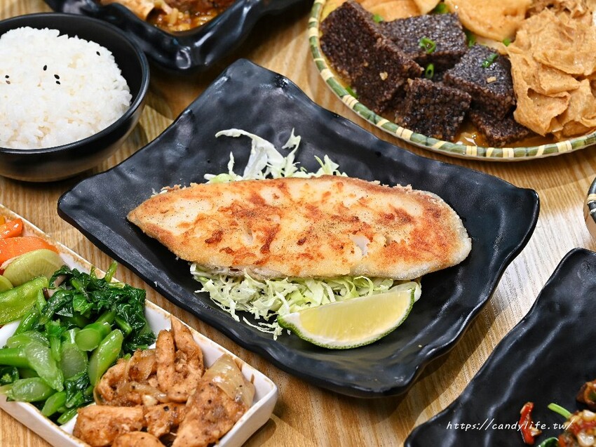 台中市東區玉品軒茶棧｜台中簡餐店天花板！餐點超過200種，激推香辣美食，營業至凌晨兩點半