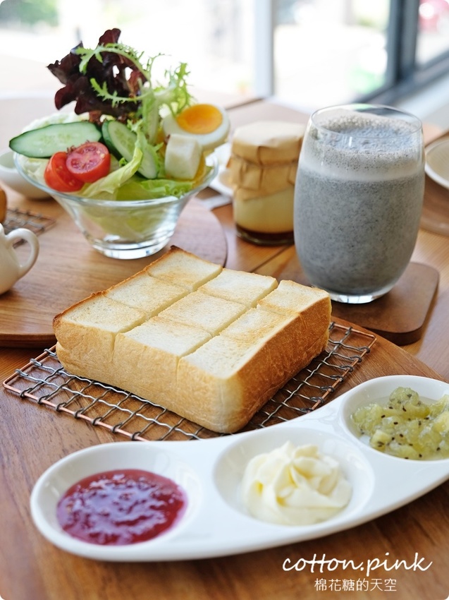 台中老店變身網美早午餐，向陽房最新厚茶生吐司必吃～陽光食事所文青風吐司盤百元有找！