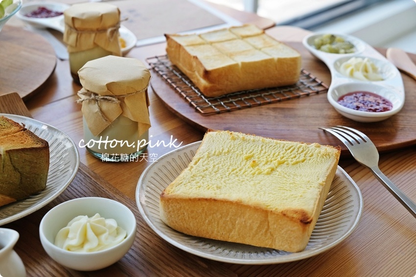 台中老店變身網美早午餐，向陽房最新厚茶生吐司必吃～陽光食事所文青風吐司盤百元有找！