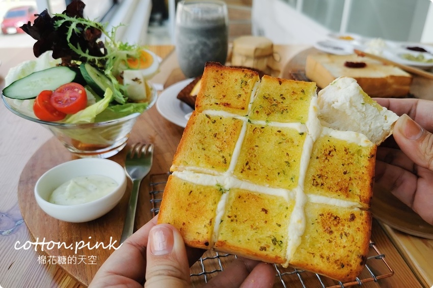 台中老店變身網美早午餐，向陽房最新厚茶生吐司必吃～陽光食事所文青風吐司盤百元有找！