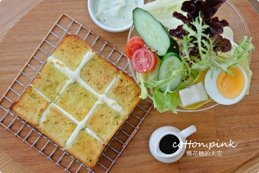 台中老店變身網美早午餐，向陽房最新厚茶生吐司必吃～陽光食事所文青風吐司盤百元有找！