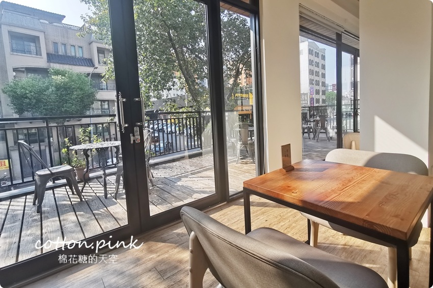 台中老店變身網美早午餐，向陽房最新厚茶生吐司必吃～陽光食事所文青風吐司盤百元有找！