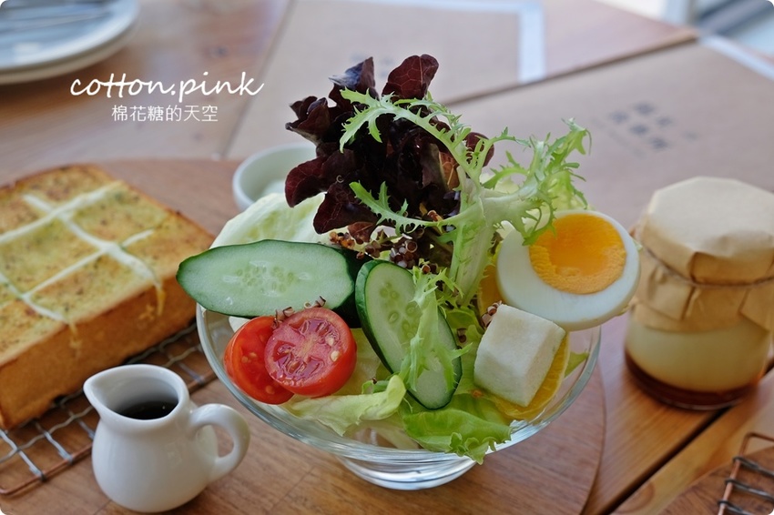 台中老店變身網美早午餐，向陽房最新厚茶生吐司必吃～陽光食事所文青風吐司盤百元有找！