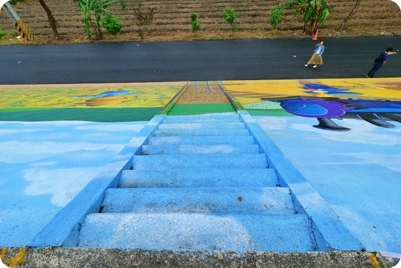 三星彩繪堤防⎪超大稻草人、彩繪階梯，立體小火車開到你眼前，堤防大變身，一起來同框拍照吧！ @捲捲頭 Wonderful 品味。生活