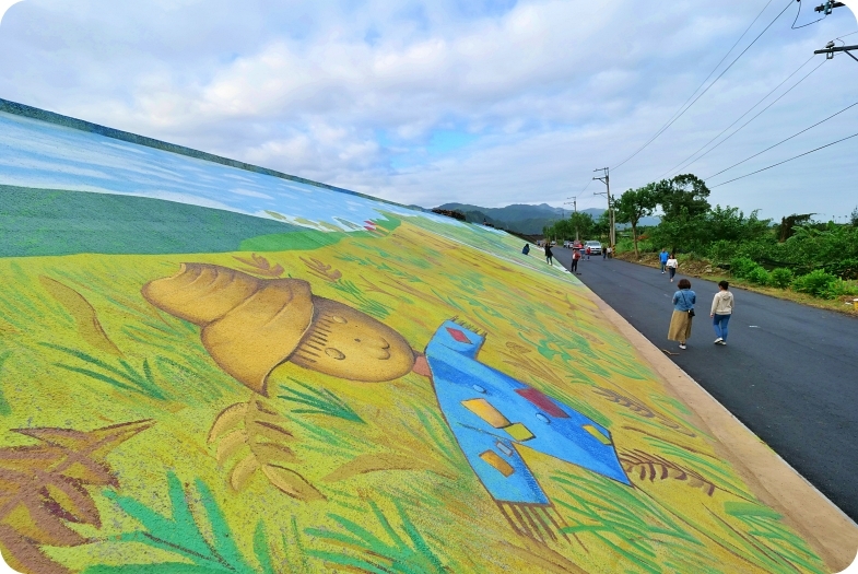 三星彩繪堤防⎪超大稻草人、彩繪階梯，立體小火車開到你眼前，堤防大變身，一起來同框拍照吧！ @捲捲頭 Wonderful 品味。生活