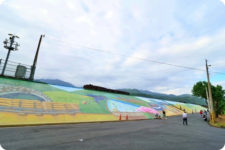 三星彩繪堤防⎪超大稻草人、彩繪階梯，立體小火車開到你眼前，堤防大變身，一起來同框拍照吧！ @捲捲頭 Wonderful 品味。生活