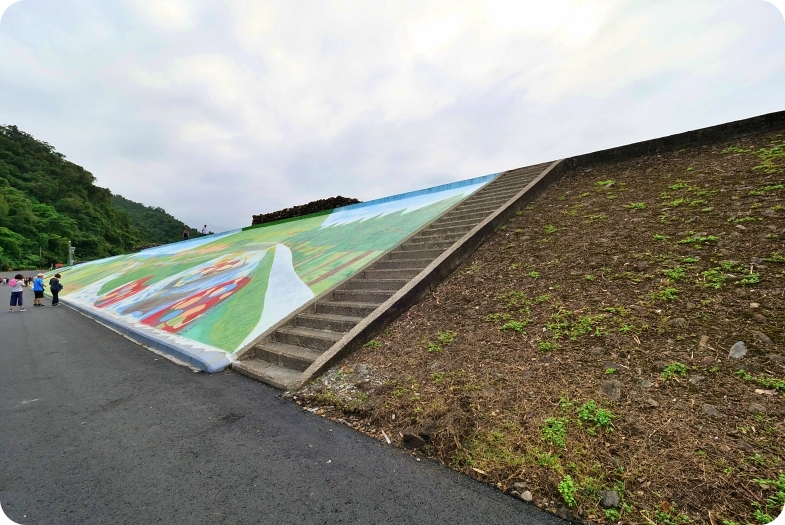 三星彩繪堤防⎪超大稻草人、彩繪階梯，立體小火車開到你眼前，堤防大變身，一起來同框拍照吧！ @捲捲頭 Wonderful 品味。生活
