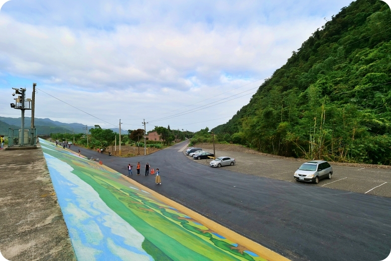 三星彩繪堤防⎪超大稻草人、彩繪階梯，立體小火車開到你眼前，堤防大變身，一起來同框拍照吧！ @捲捲頭 Wonderful 品味。生活