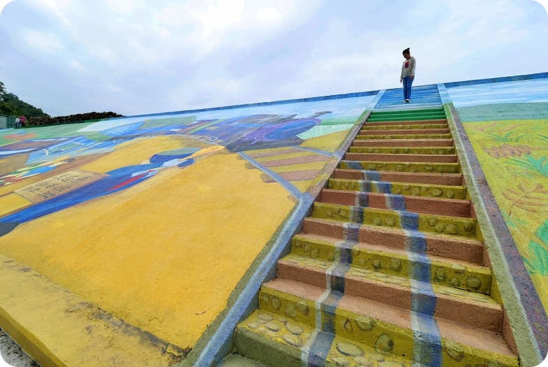 三星彩繪堤防⎪超大稻草人、彩繪階梯，立體小火車開到你眼前，堤防大變身，一起來同框拍照吧！ @捲捲頭 Wonderful 品味。生活