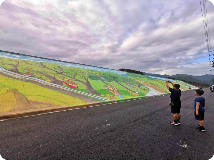 三星彩繪堤防⎪超大稻草人、彩繪階梯，立體小火車開到你眼前，堤防大變身，一起來同框拍照吧！ @捲捲頭 Wonderful 品味。生活