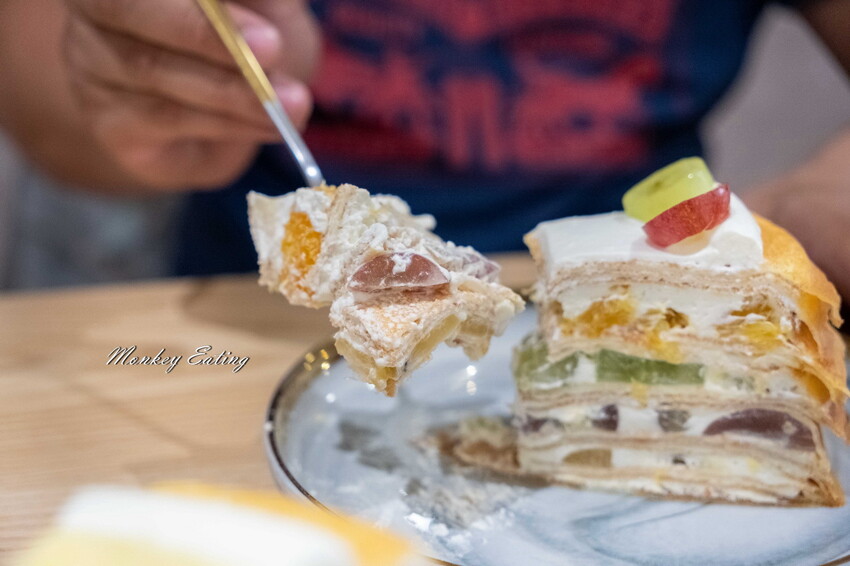 【台中北區】香緹果子咖啡館│號稱台中版HARBS水果千層蛋糕太驚艷！鮮乳雪紡濃郁奶香超綿密。台中甜點下午茶推薦 - 貪吃猴的幻想