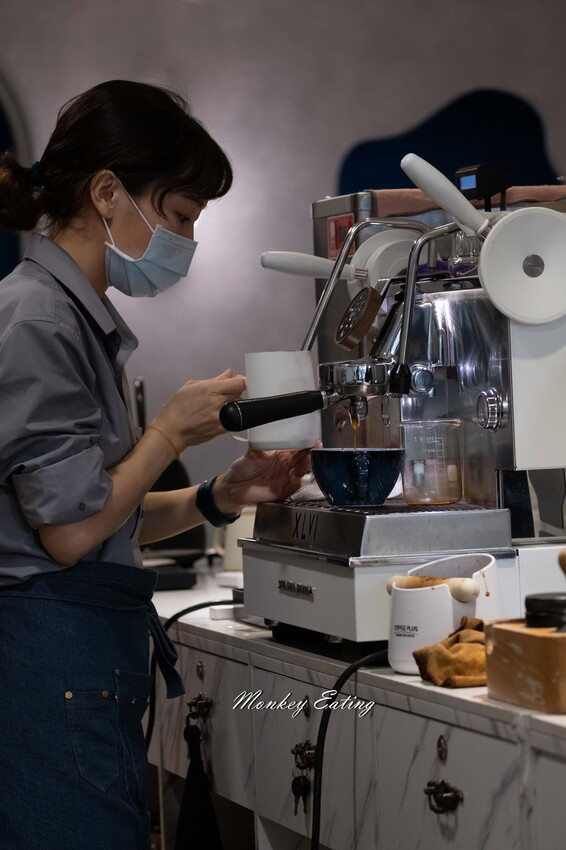 【台中北區】香緹果子咖啡館│號稱台中版HARBS水果千層蛋糕太驚艷！鮮乳雪紡濃郁奶香超綿密。台中甜點下午茶推薦 - 貪吃猴的幻想