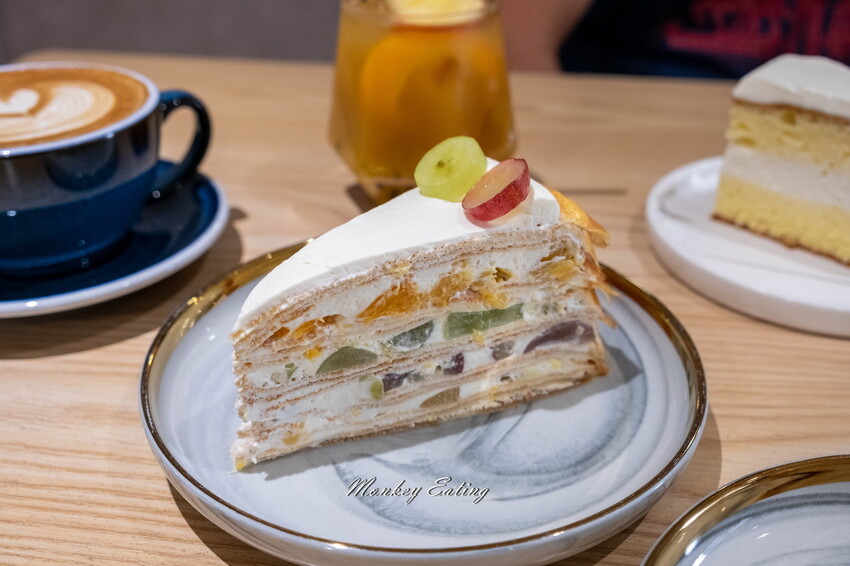【台中北區】香緹果子咖啡館│號稱台中版HARBS水果千層蛋糕太驚艷！鮮乳雪紡濃郁奶香超綿密。台中甜點下午茶推薦 - 貪吃猴的幻想