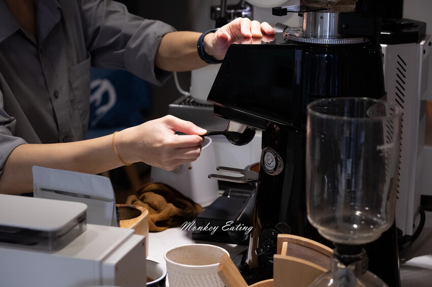 【台中北區】香緹果子咖啡館│號稱台中版HARBS水果千層蛋糕太驚艷！鮮乳雪紡濃郁奶香超綿密。台中甜點下午茶推薦 - 貪吃猴的幻想