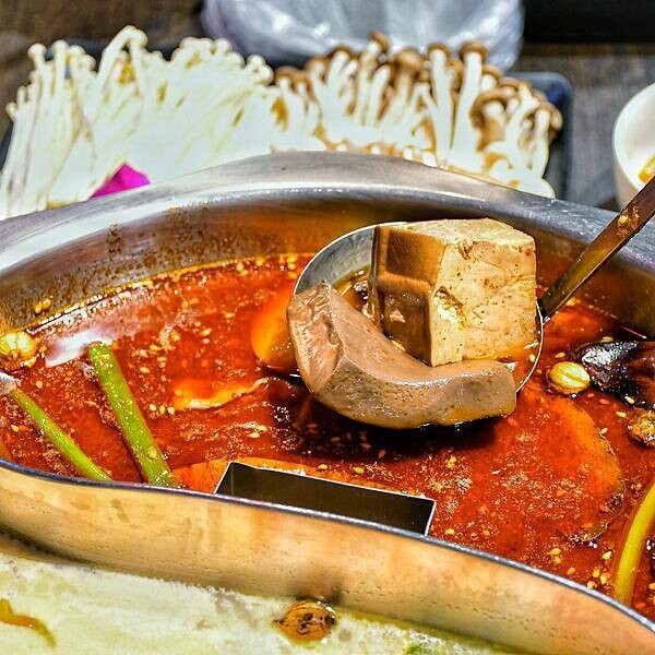 【桃園龜山】舞之椒頂級麻辣鴛鴦鍋 | 手工炒製麻辣鍋底,鍋底無限續加,精選優質食材,林口精緻麻辣鍋,林口長庚美食,老饕必吃餐廳,寵物友善餐廳