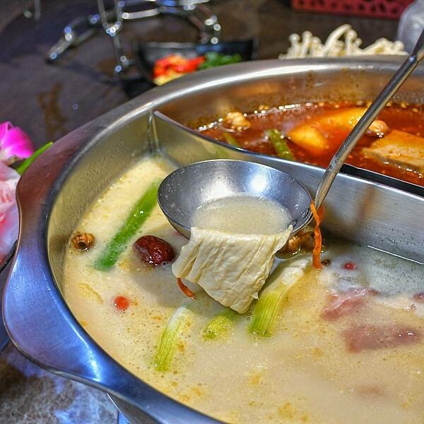 【桃園龜山】舞之椒頂級麻辣鴛鴦鍋 | 手工炒製麻辣鍋底,鍋底無限續加,精選優質食材,林口精緻麻辣鍋,林口長庚美食,老饕必吃餐廳,寵物友善餐廳