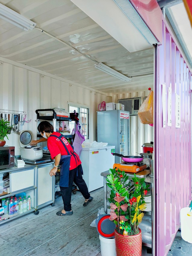 桃園大園美食-無名貨櫃早午餐-50元雞腿便當太佛心,圓夢老人在大園 @民宿女王芽月-美食.旅遊.全台趴趴走