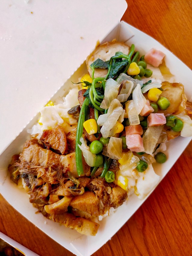 桃園大園美食-無名貨櫃早午餐-50元雞腿便當太佛心,圓夢老人在大園 @民宿女王芽月-美食.旅遊.全台趴趴走