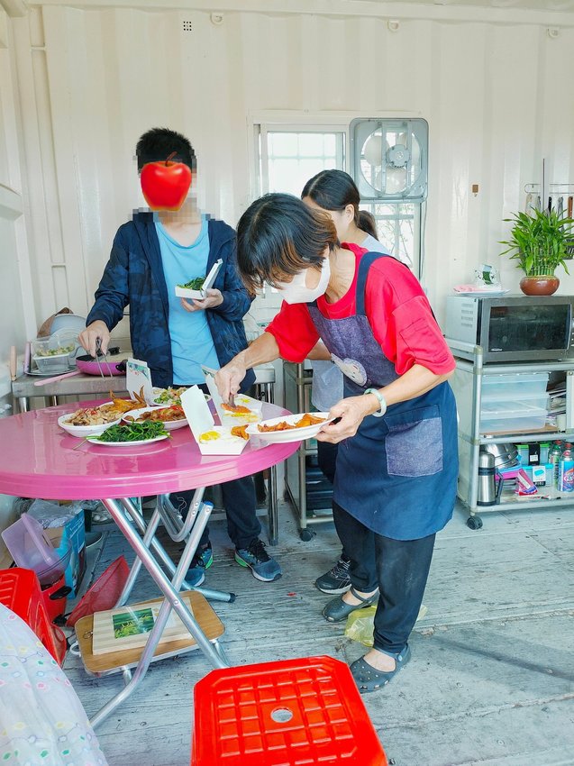 桃園大園美食-無名貨櫃早午餐-50元雞腿便當太佛心,圓夢老人在大園 @民宿女王芽月-美食.旅遊.全台趴趴走