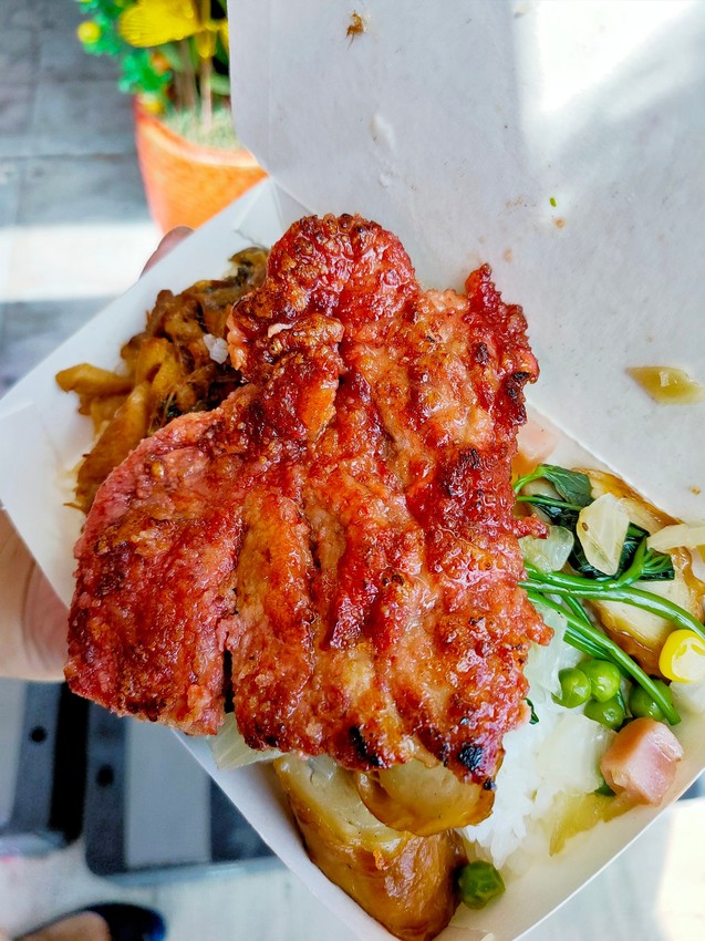 桃園大園美食-無名貨櫃早午餐-50元雞腿便當太佛心,圓夢老人在大園 @民宿女王芽月-美食.旅遊.全台趴趴走