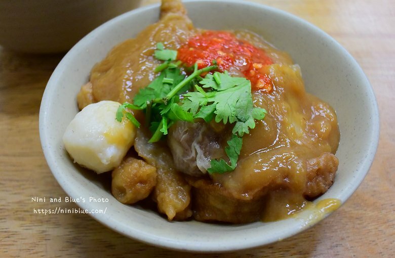 添 上海點心肉包 | 台中第五市場銅板美食,鮮肉包、搭配油豆腐細粉,飽度剛剛好 Nini and Blue 玩樂食記